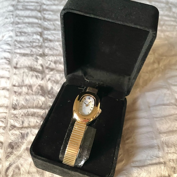 Luxurious Gold Women's Watch - Picture 4 of 5